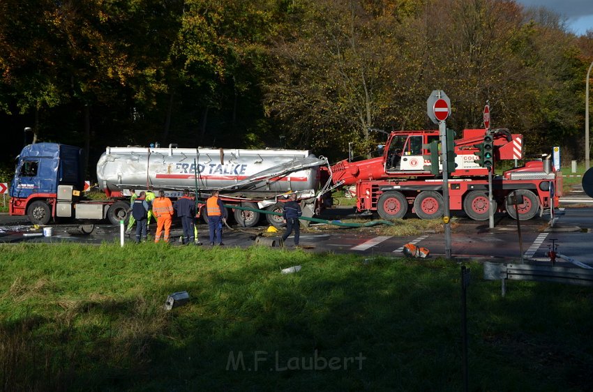 VU Tanklastzug umgestuerzt Huerth Industriestr P459.JPG